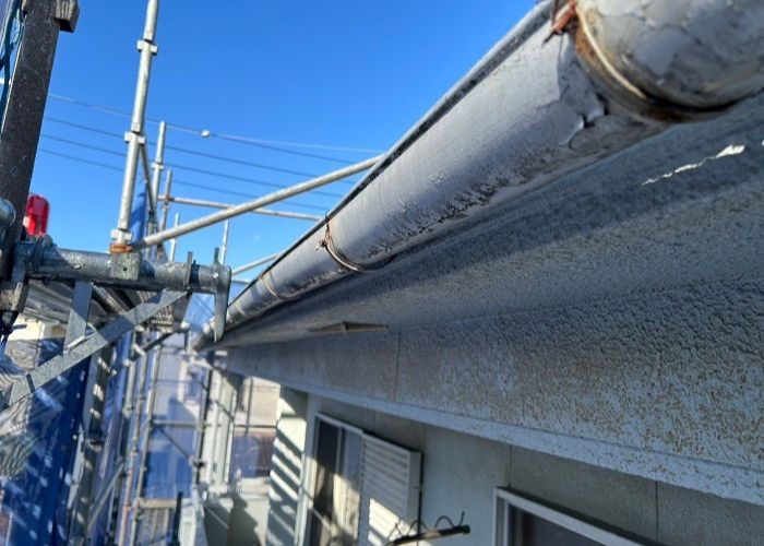 茨木市での雨樋工事で半丸樋をシルビスケアＰＣ５０へ取り替える前の様子