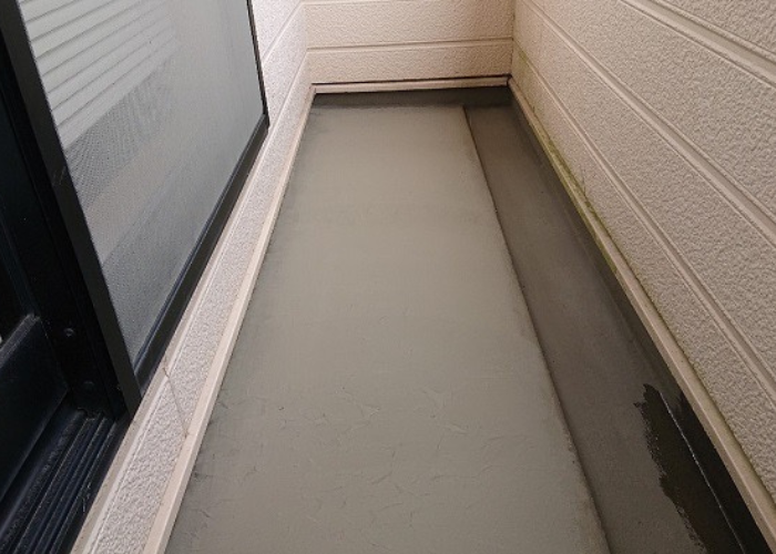 バルコニー防水の下地処理でセメントを塗った様子