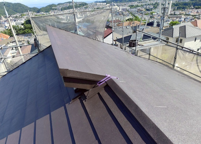 大阪市で片流れのパミール屋根リフォームでコスパ最強のカバー工事を行った後の様子