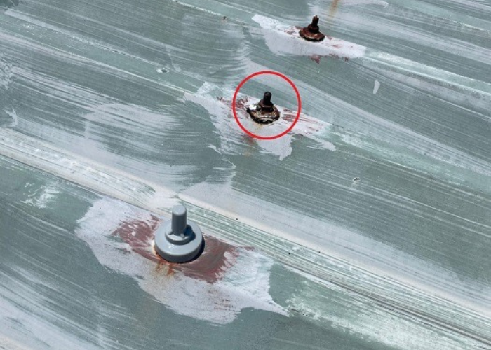 茨木市でボルトの錆びた折半屋根の簡易的なメンテナンスを行う前の様子