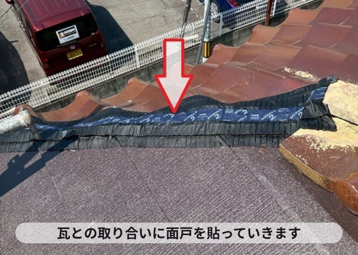 茨木市で入母屋造りの瓦屋根を部分的にスーパーガルテクトへ葺き替える現場で面戸貼り