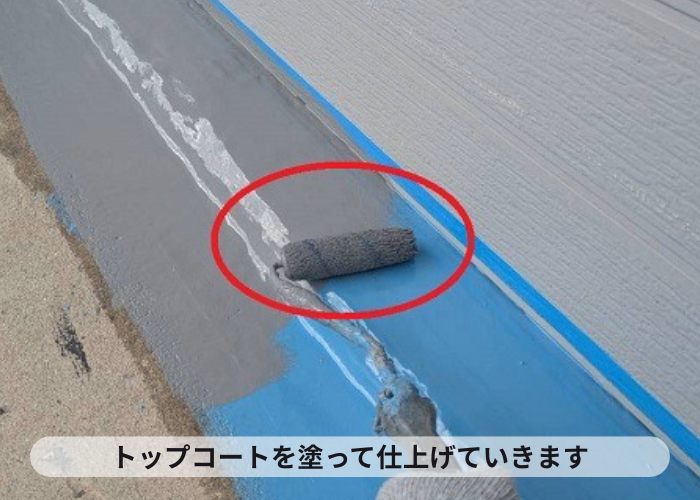 高槻市でテナントの共用廊下に長尺シートを貼ってリフォームする現場でトップコート塗布
