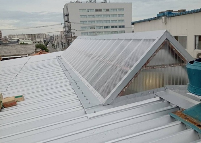 大阪市　工場屋根の折板１５０屋根の改修工事を行た後の様子