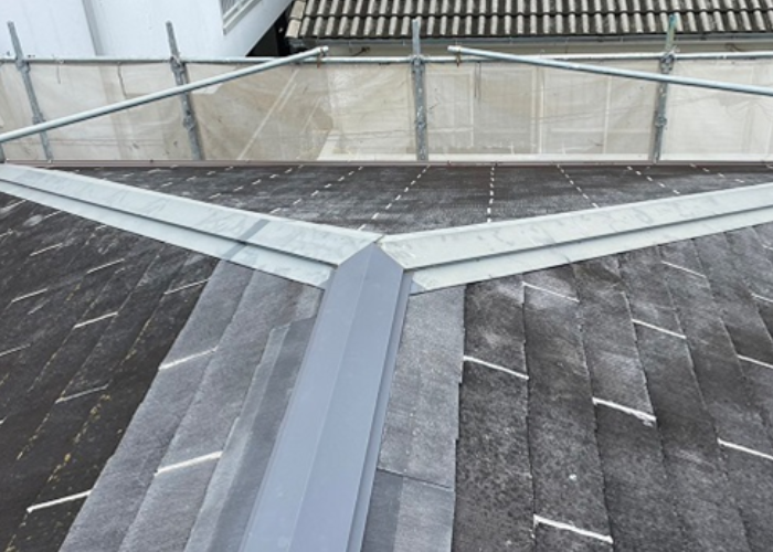 豊中市　スレート屋根へのカバー工法を行う前の様子