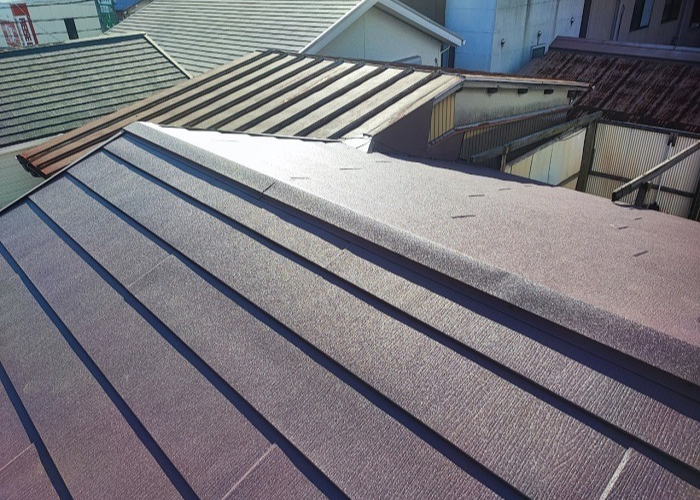 高槻市　スレート屋根へカバー工法した後の様子