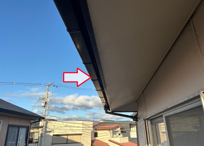 高槻市　雨樋工事として軒樋交換を行う前の様子