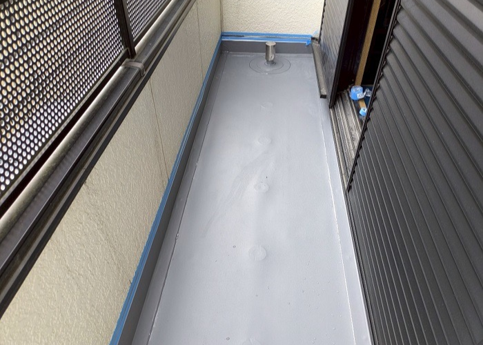 大阪市でハウスメーカー戸建てのバルコニーへ塩ビシート防水機械固定工法を行った後の様子