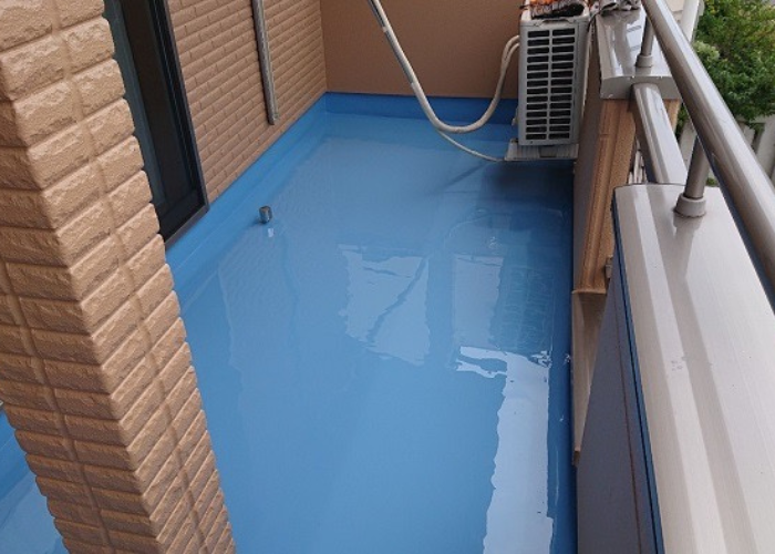 池田市ひび割れの多いベランダ床にウレタン防水中塗り完了