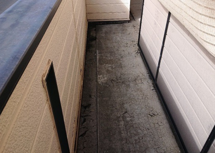 吹田市でバルコニー防水を行う前の様子