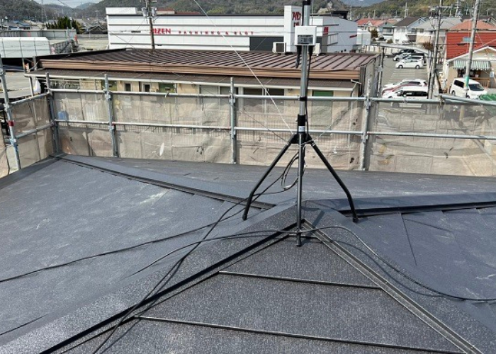 屋根勾配の緩い屋根にカバー工事を行った後の様子