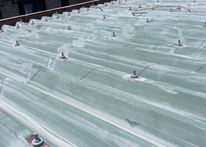 折半屋根の錆びたボルトのメンテナンス完了