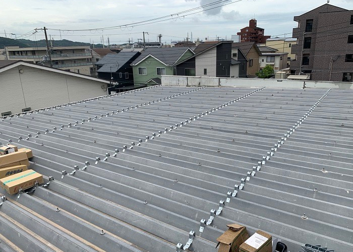 池田市　折板屋根へのカバー工法費用をご紹介する現場の施工前