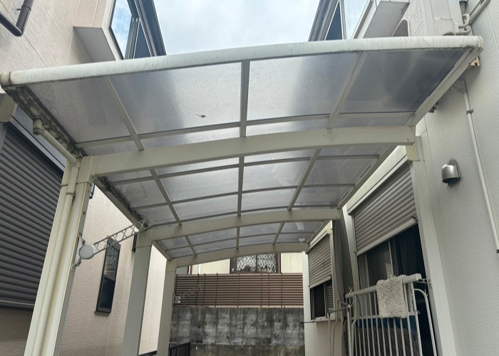 大阪市でカーポート屋根の脱着を行う前の様子