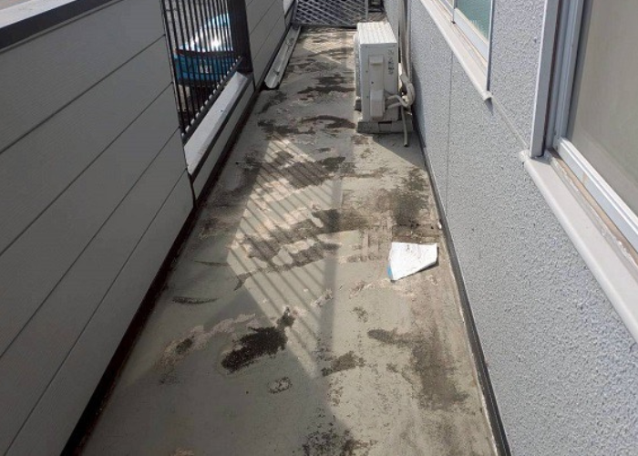 高槻市でテナントの共用廊下へ長尺シートを貼る前の様子