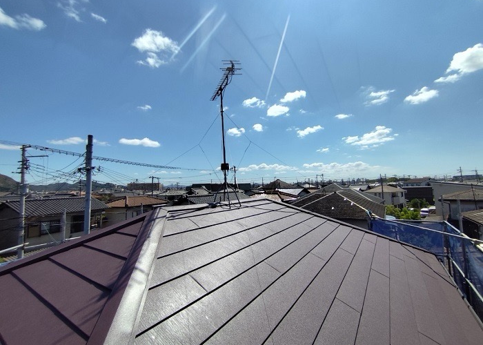 吹田市スレート屋根の改修工事としてIG工業スーパーガルテクトを葺いた後の様子