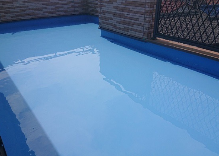 豊中市バルコニー防水工事でウレタン中塗り完了