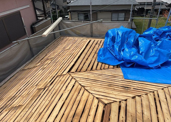 吹田市で瓦屋根葺き替え工事を行う前の様子