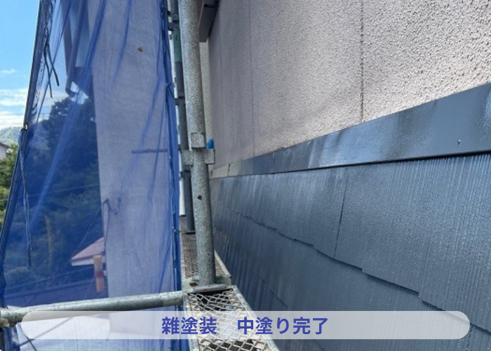 池田市　　庇屋根の部分塗装で中塗りしている様子