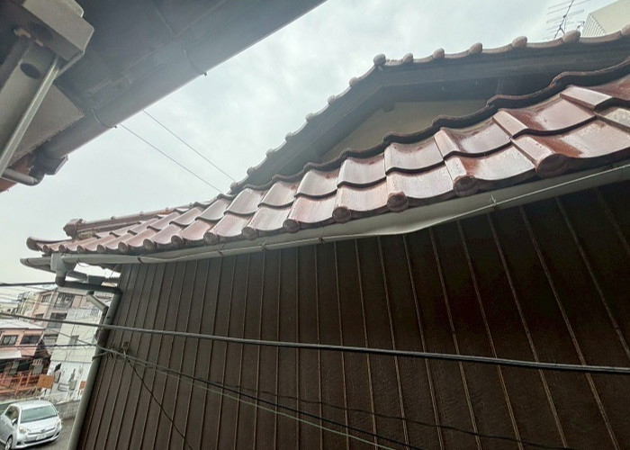 茨木市入母屋造りの瓦屋根を部分的にスーパーガルテクトへ葺き替える前の様子