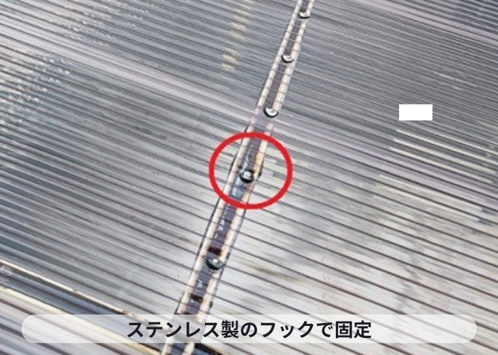 茨木市　カーポート屋根の交換でポリカ波板をステンレス製のビスで固定している様子