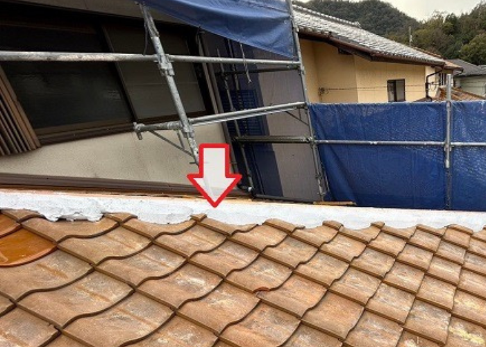 茨木市での棟瓦積み替えでシルガードを打設している様子