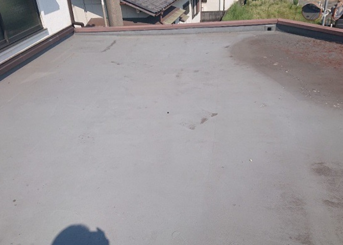 豊中市で屋上の雨漏り修理として塩ビシート防水機械固定工法を行う前の様子
