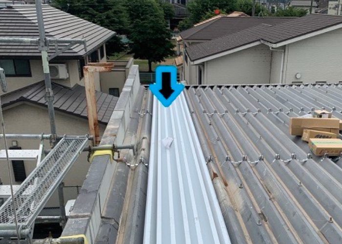 池田市　折板屋根の荷上げ完了