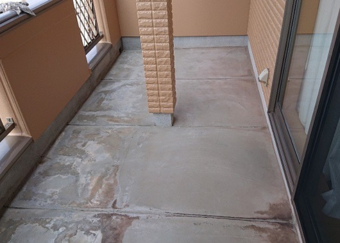池田市でひび割れの多いベランダ床にウレタン防水通気緩衝工法を行う前の様子