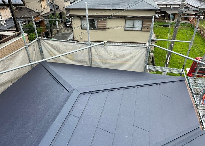 吹田市で瓦屋根葺き替え工事を行った後の様子