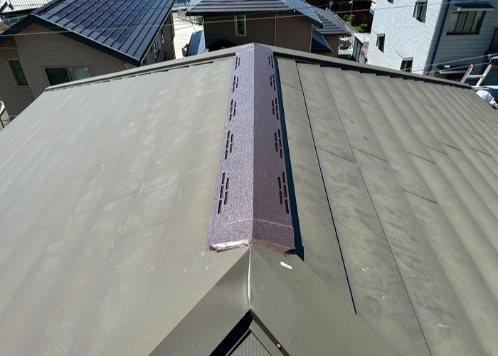 吹田市で屋根裏の換気工事として金属屋根の棟板金に換気棟を取り付けた後の様子