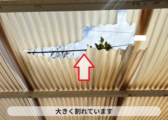 茨木市　　カーポート屋根の劣化が進行して波板が割れている状態