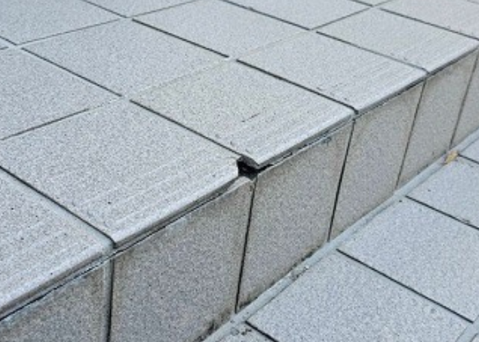 吹田市で玄関前のタイルを補修　修理する前の様子