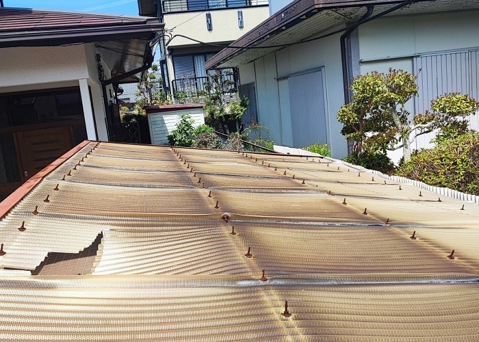 茨木市　カーポート屋根をポリカ波板へ貼り換える前の様子