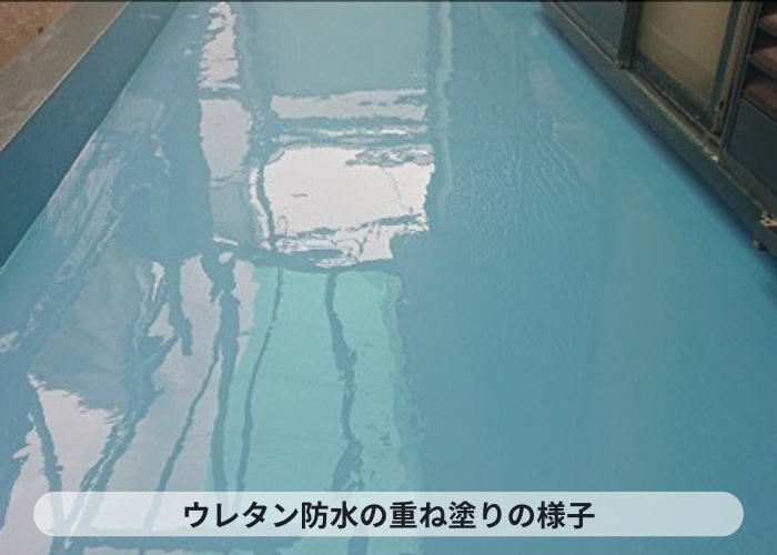 豊中市　ベランダ防水でウレタンを2回中塗りしている様子