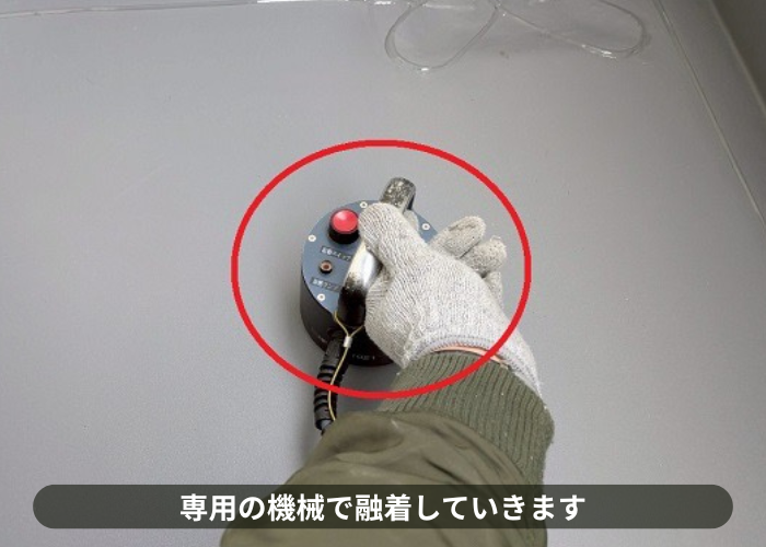 大阪市　ハウスメーカー戸建てのバルコニーへ塩ビシート防水機械固定工法を行う現場で融着作業