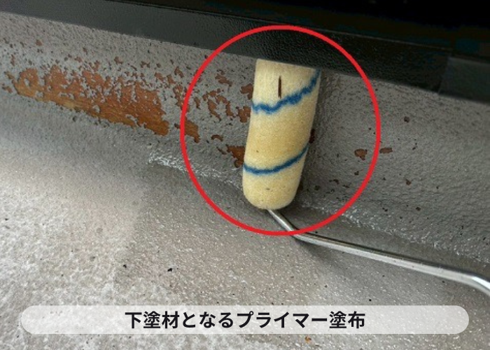 茨木市でベランダＦＲＰ防水のメンテナンスとしてトップコート塗り替えでプライマー塗布