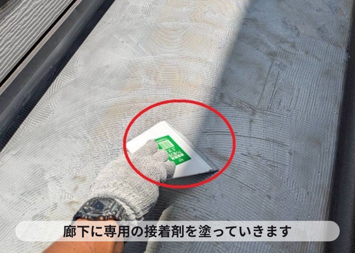 高槻市でテナントの共用廊下に長尺シートを貼ってリフォームする現場で接着剤塗布