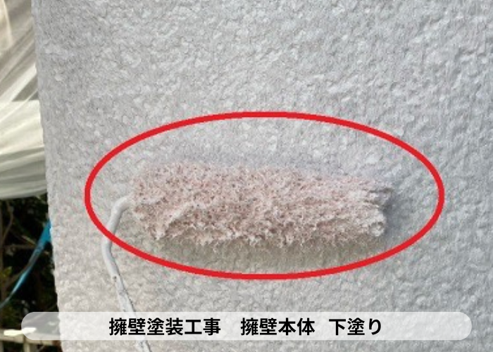 茨木市　擁壁塗装工事で下塗りしている様子