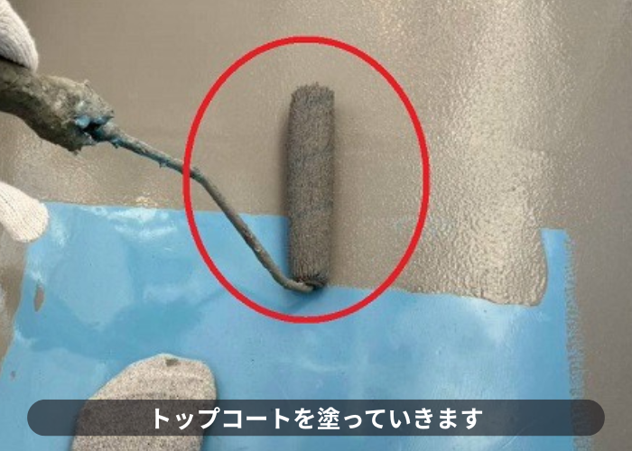 吹田市　ひび割れたベランダ床にウレタン防水密着工法を行った現場でトップコート塗布