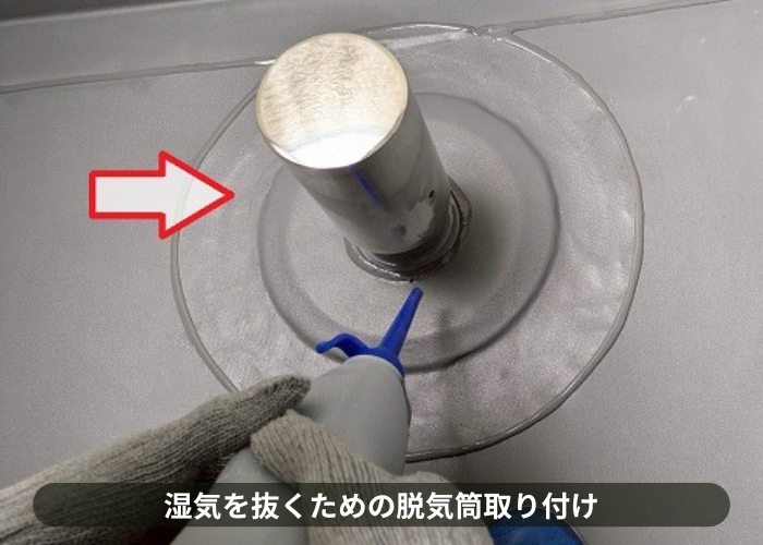 大阪市ハウスメーカー戸建てのバルコニーへ塩ビシート防水機械固定工法を行う現場で脱気筒取り付け