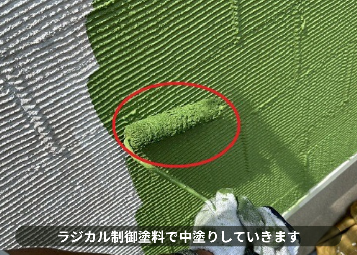 大阪市で日本ペイントのラジカル制御を用いて戸建ての外壁塗り替えを行った現場で中塗り