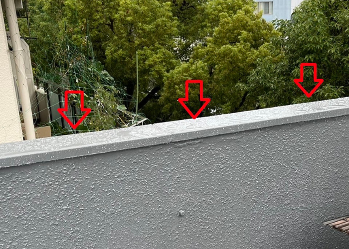 大阪市　ひび割れたコンクリート笠木の様子