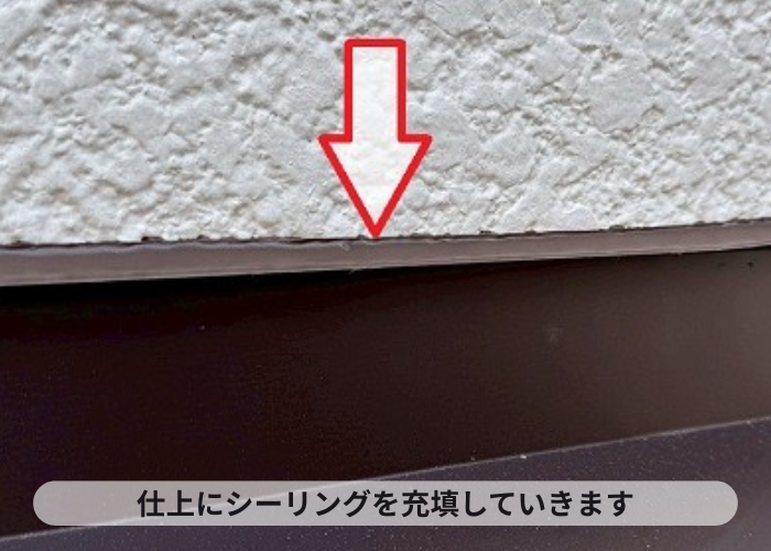 豊中市で2階窓上の浮いた庇屋根修理でガルバリウム鋼板をカバーする現場でシーリング充填