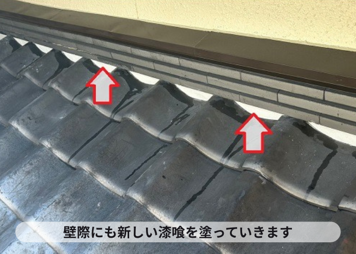 壁際に漆喰を塗っている様子