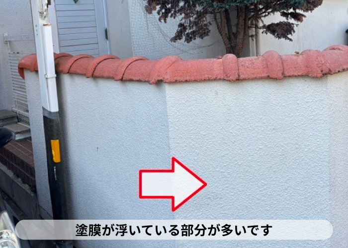 茨木市　擁壁の塗膜が浮いている部分が多いです