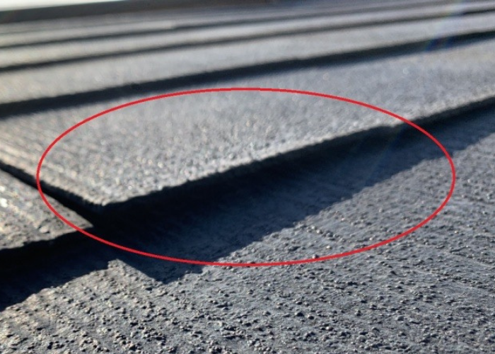 大阪府　台風被害にあった屋根の火災保険調査でスレート屋根が反り上がっている様子