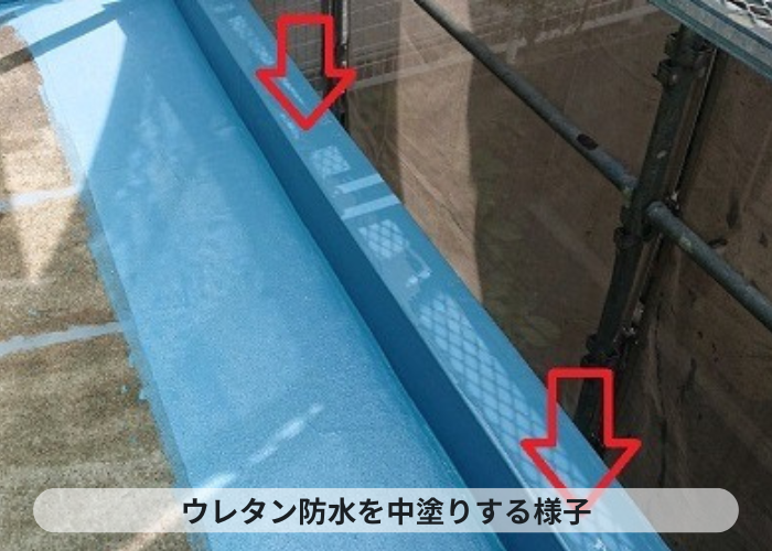 豊中市　ベランダ防水で中塗りしている様子