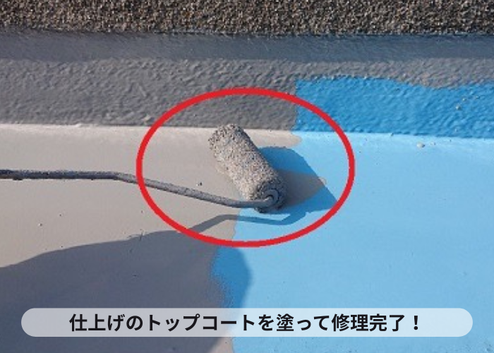 ひび割れた擁壁の修理工事でトップコートを塗っている様子