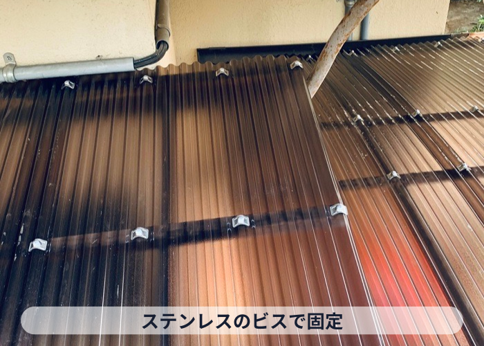 豊中市　　物置通路屋根のポリカ波板を貼っている様子