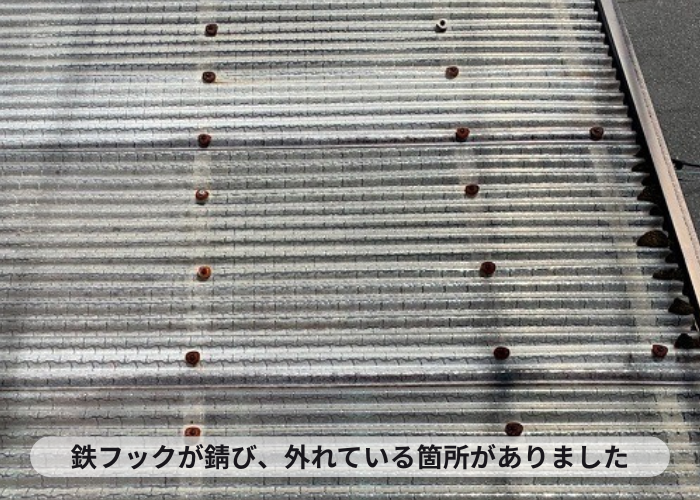 豊中市でベランダ屋根の波板を貼り替える前の様子